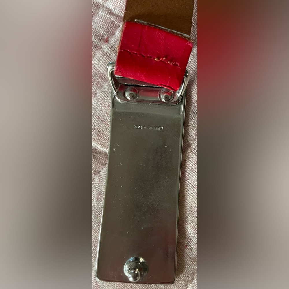 Hollister Red Enamel Logo Buckle - Picture 4 of 6